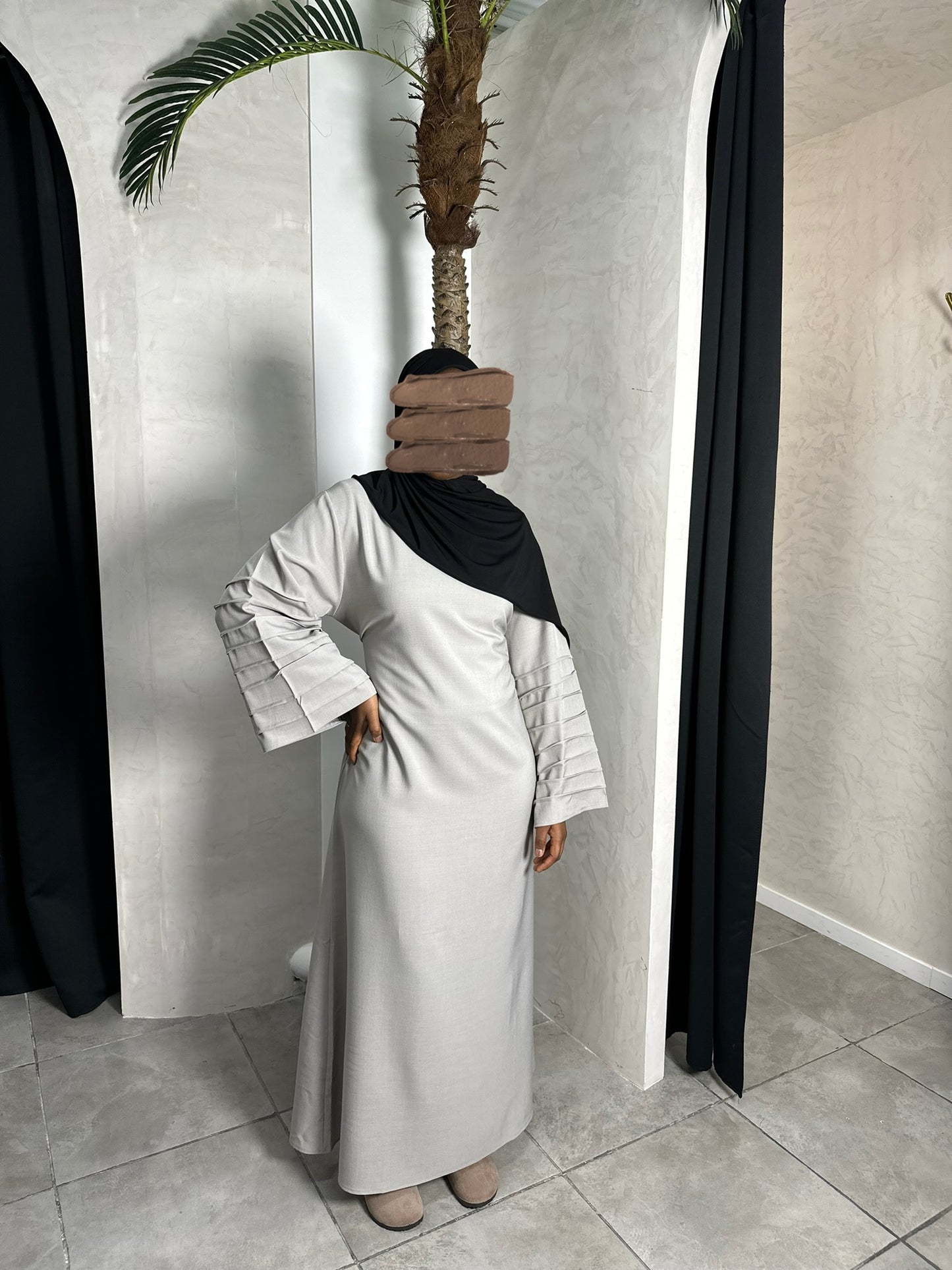 ABAYA À NOUER AUX MANCHES PLISSÉES TAUPE