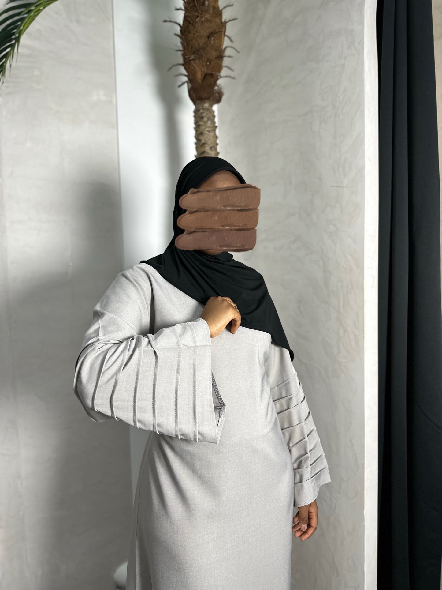 ABAYA À NOUER AUX MANCHES PLISSÉES TAUPE