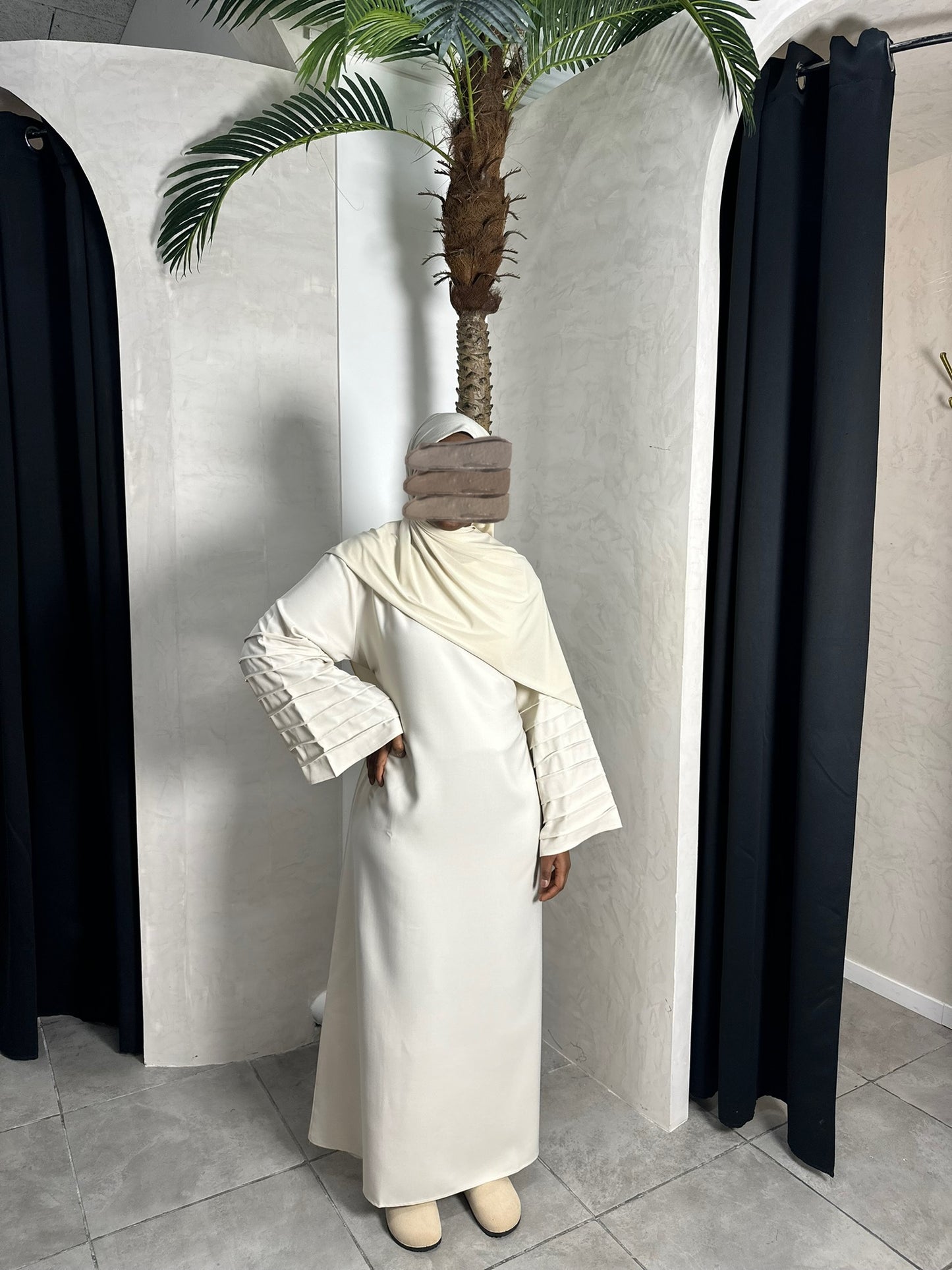 ABAYA À NOUER AUX MANCHES PLISSÉES BEIGE