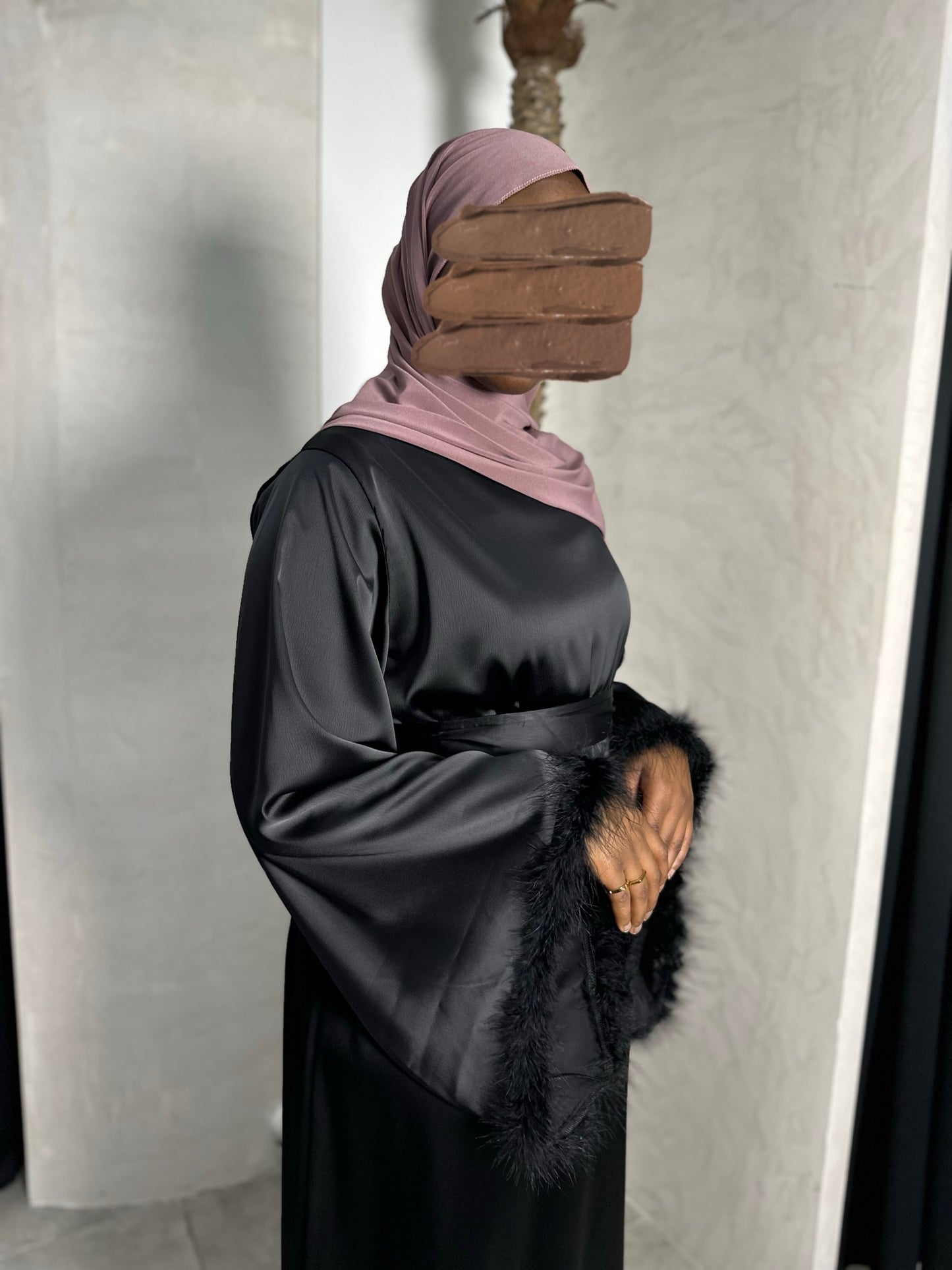 ROBE SATINÉE MANCHE ÉVASÉE PLUME NOIR