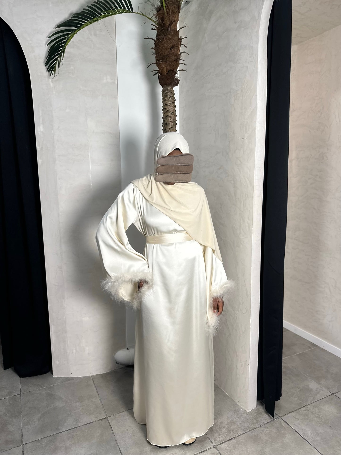 ROBE SATINÉE MANCHE ÉVASÉE PLUME BEIGE