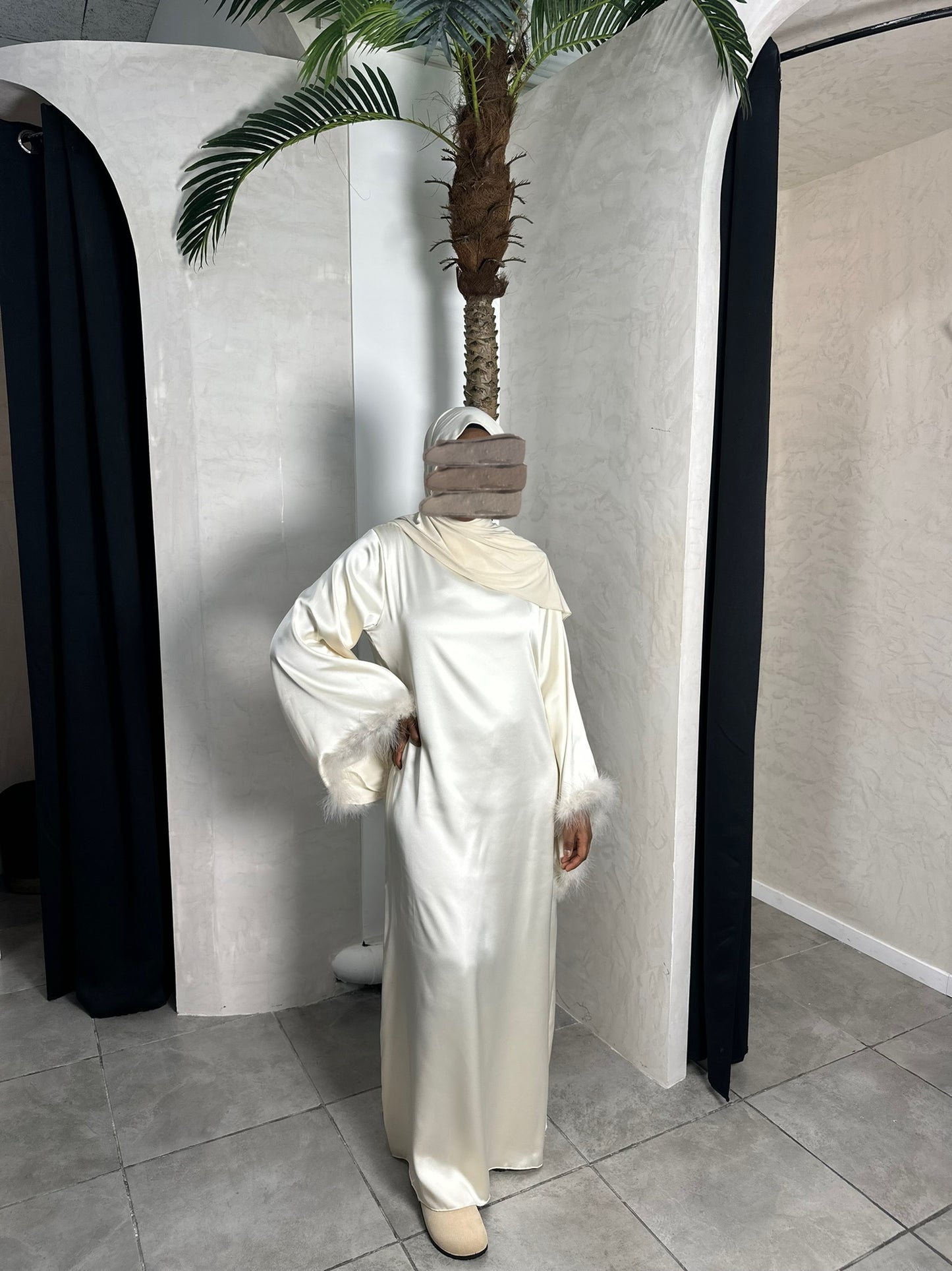 ROBE SATINÉE MANCHE ÉVASÉE PLUME BEIGE
