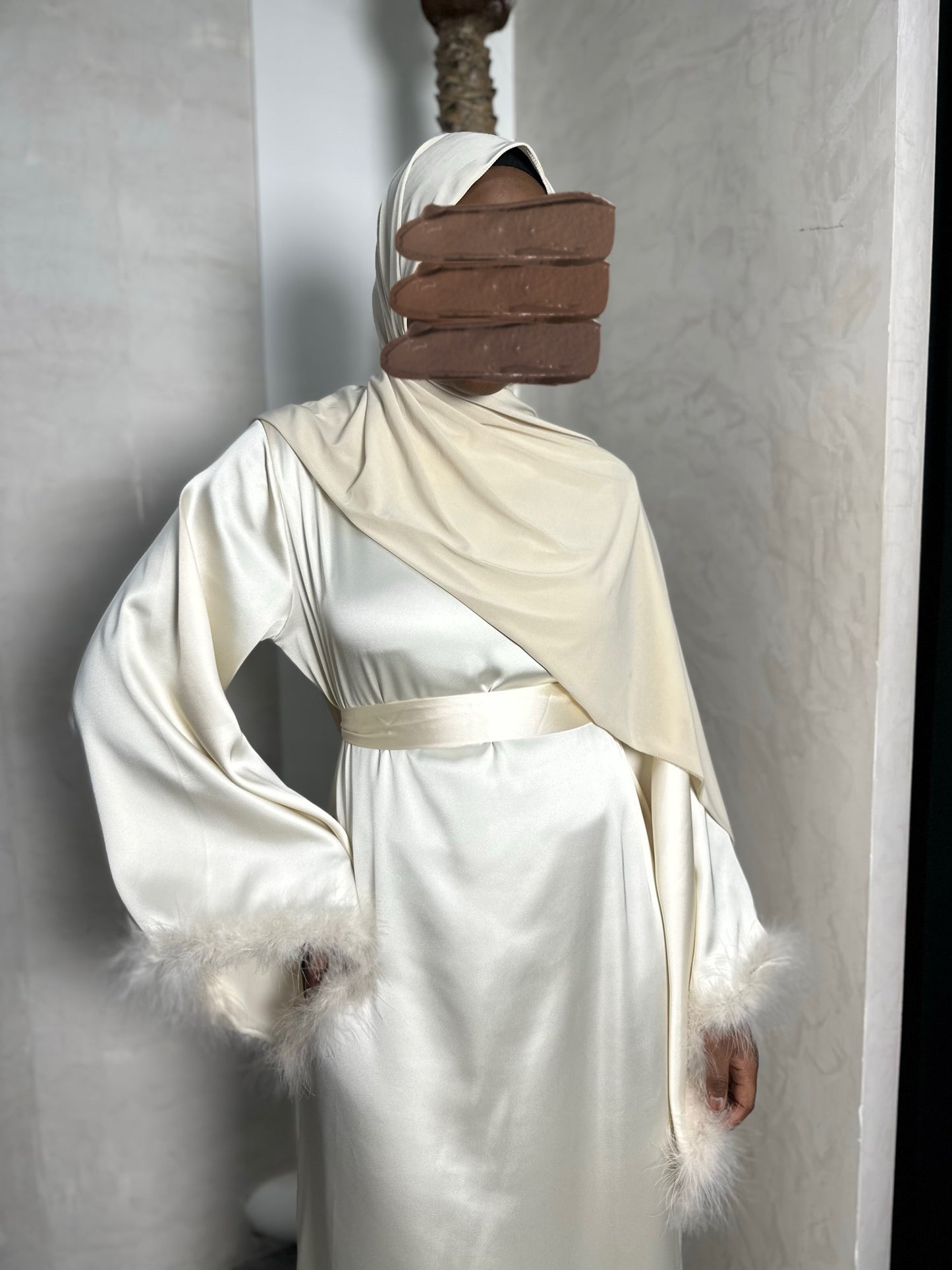 ROBE SATINÉE MANCHE ÉVASÉE PLUME BEIGE