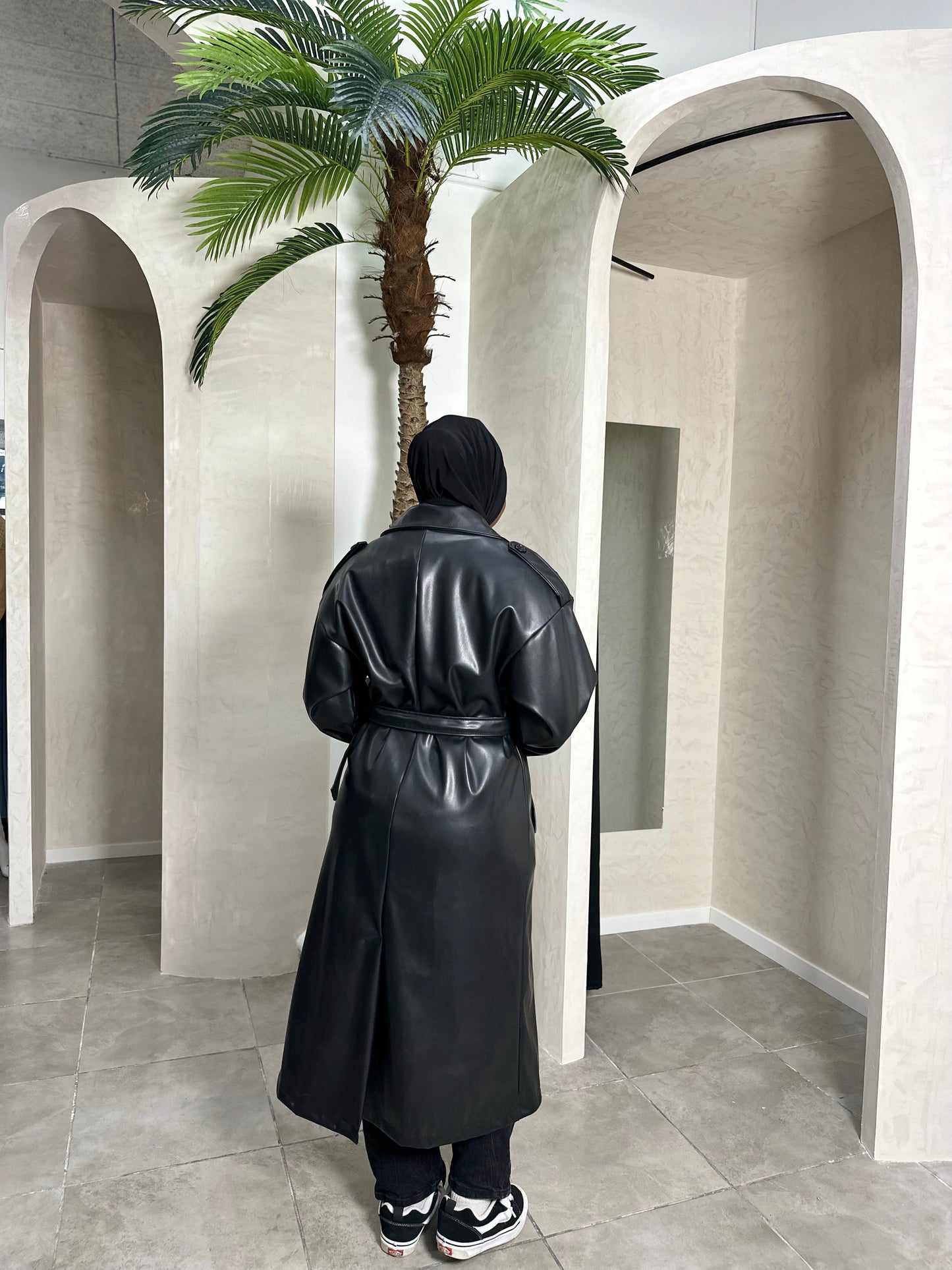 TRENCH EN SIMILICUIR NOIR