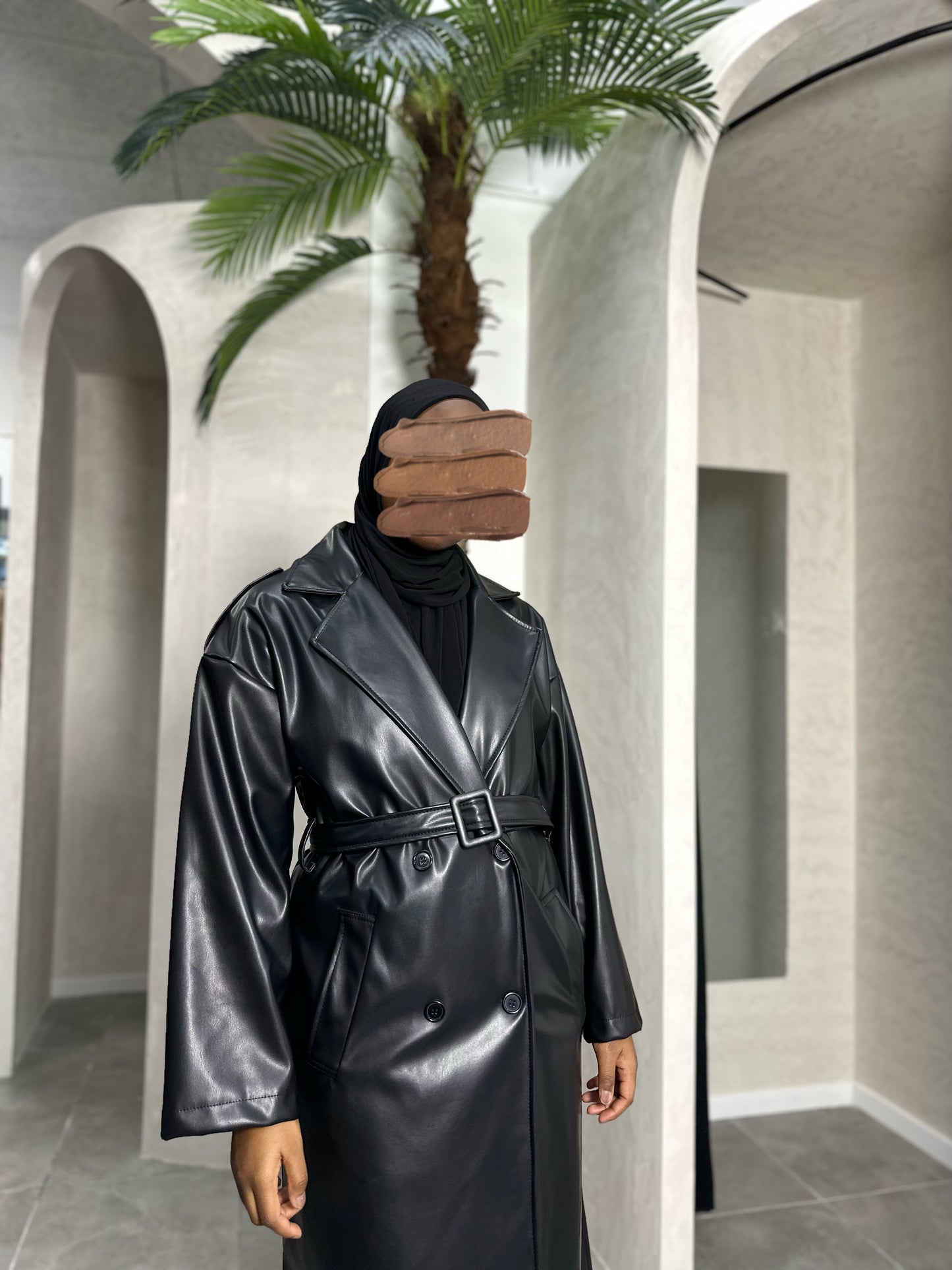 TRENCH EN SIMILICUIR NOIR