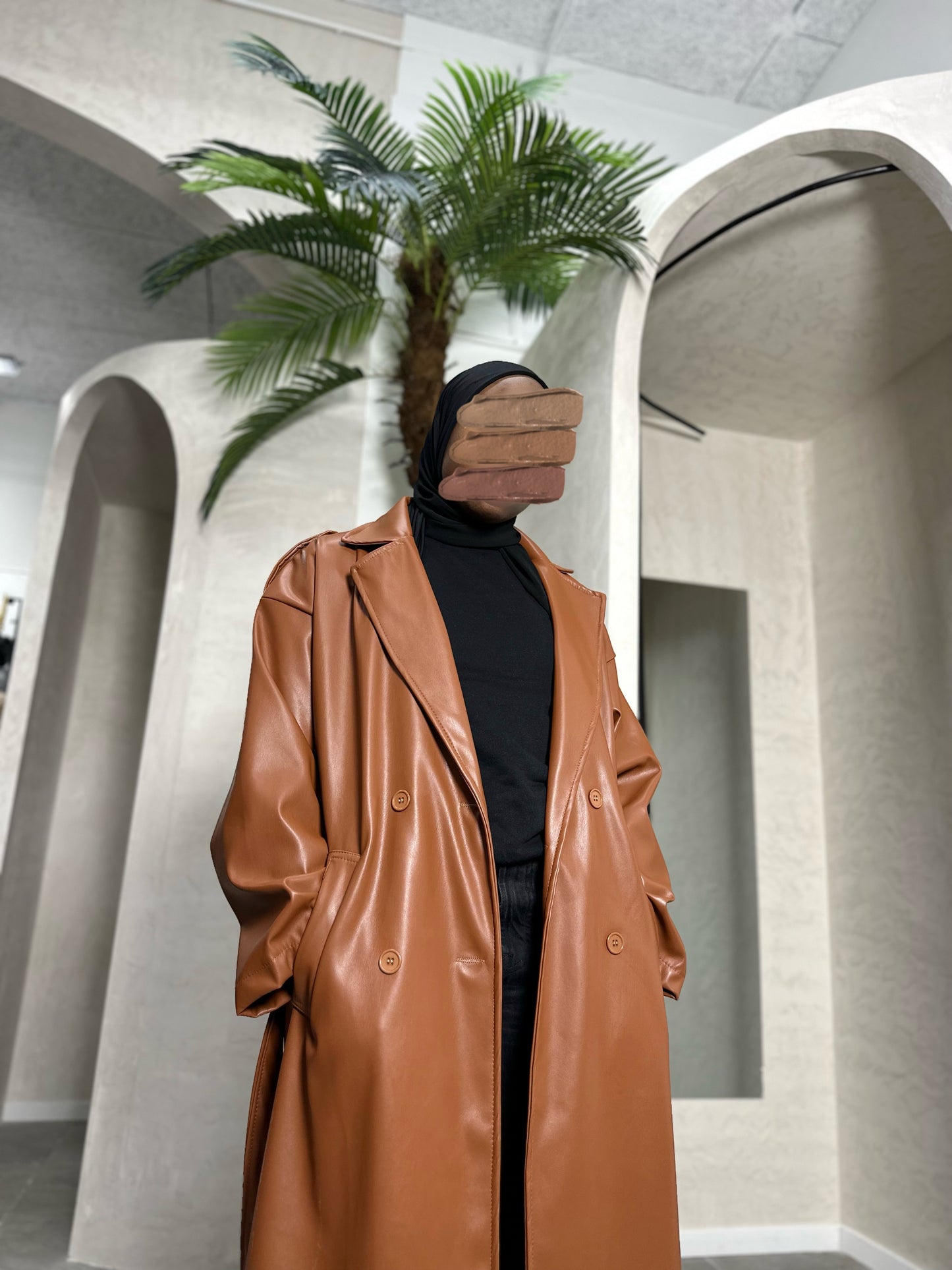 TRENCH EN SIMILICUIR MARRON