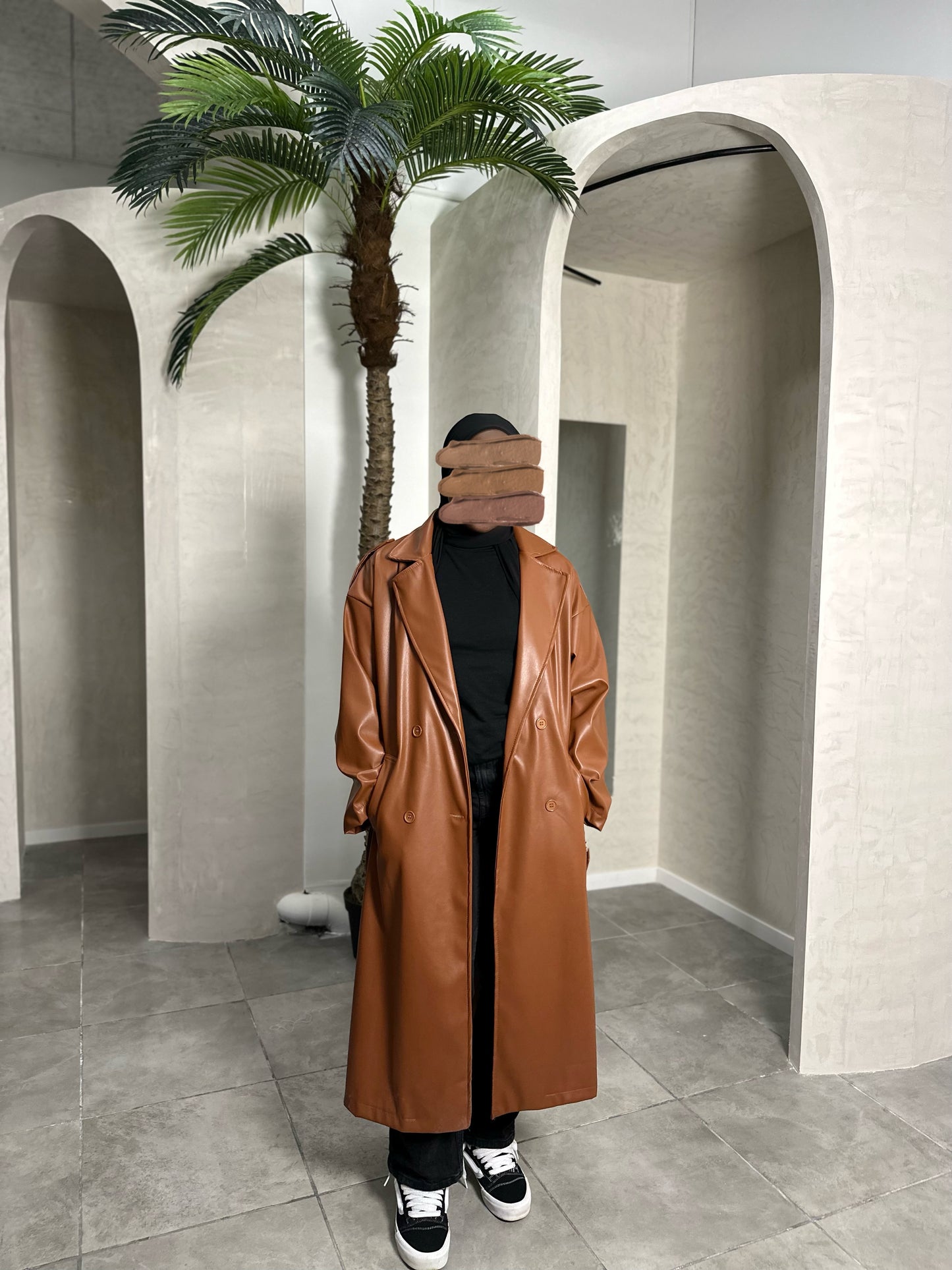 TRENCH EN SIMILICUIR MARRON