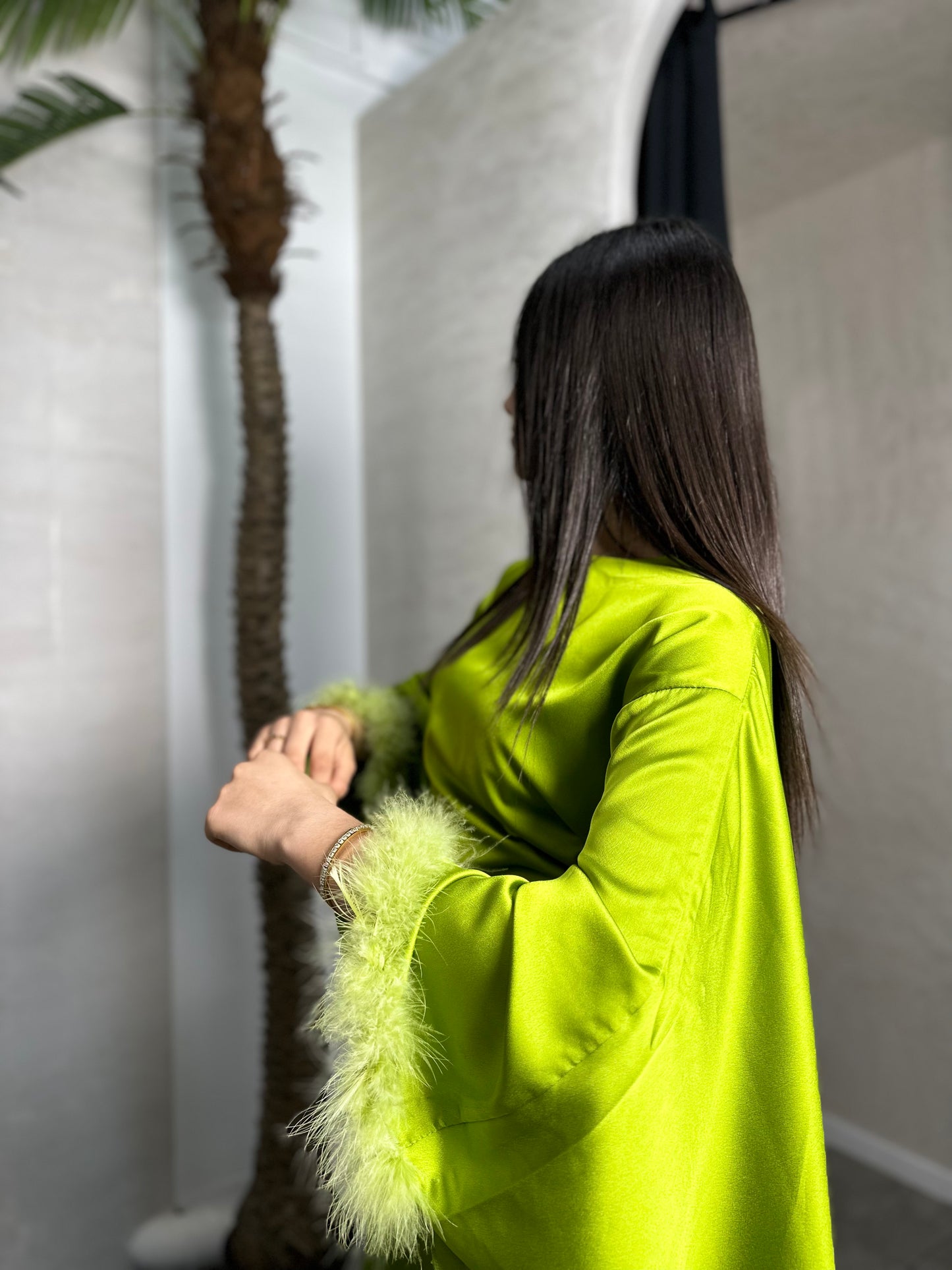 ROBE CAPE EN SATIN À PLUMES VERT POMME