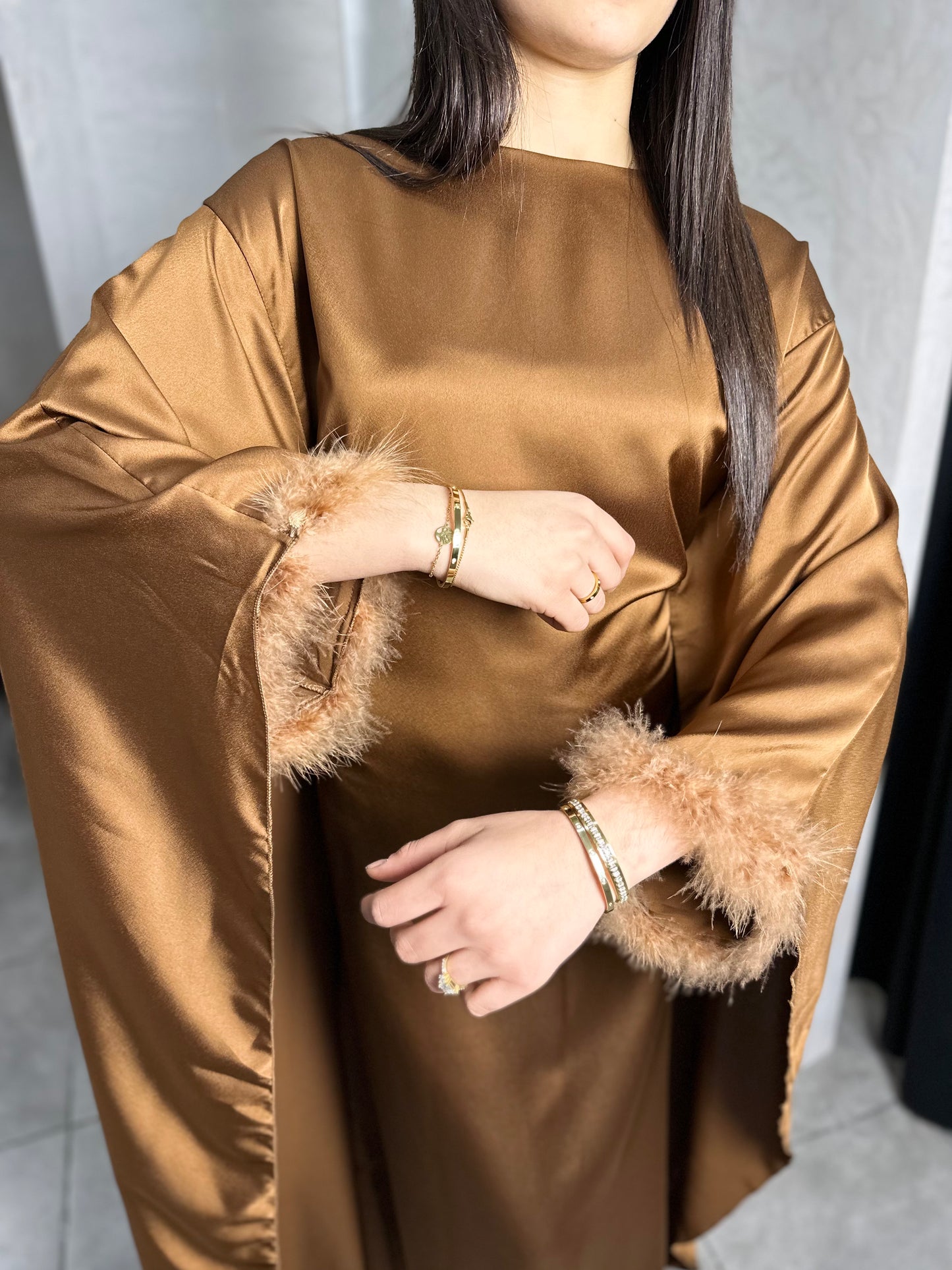 ROBE CAPE EN SATIN À PLUMES MARRON
