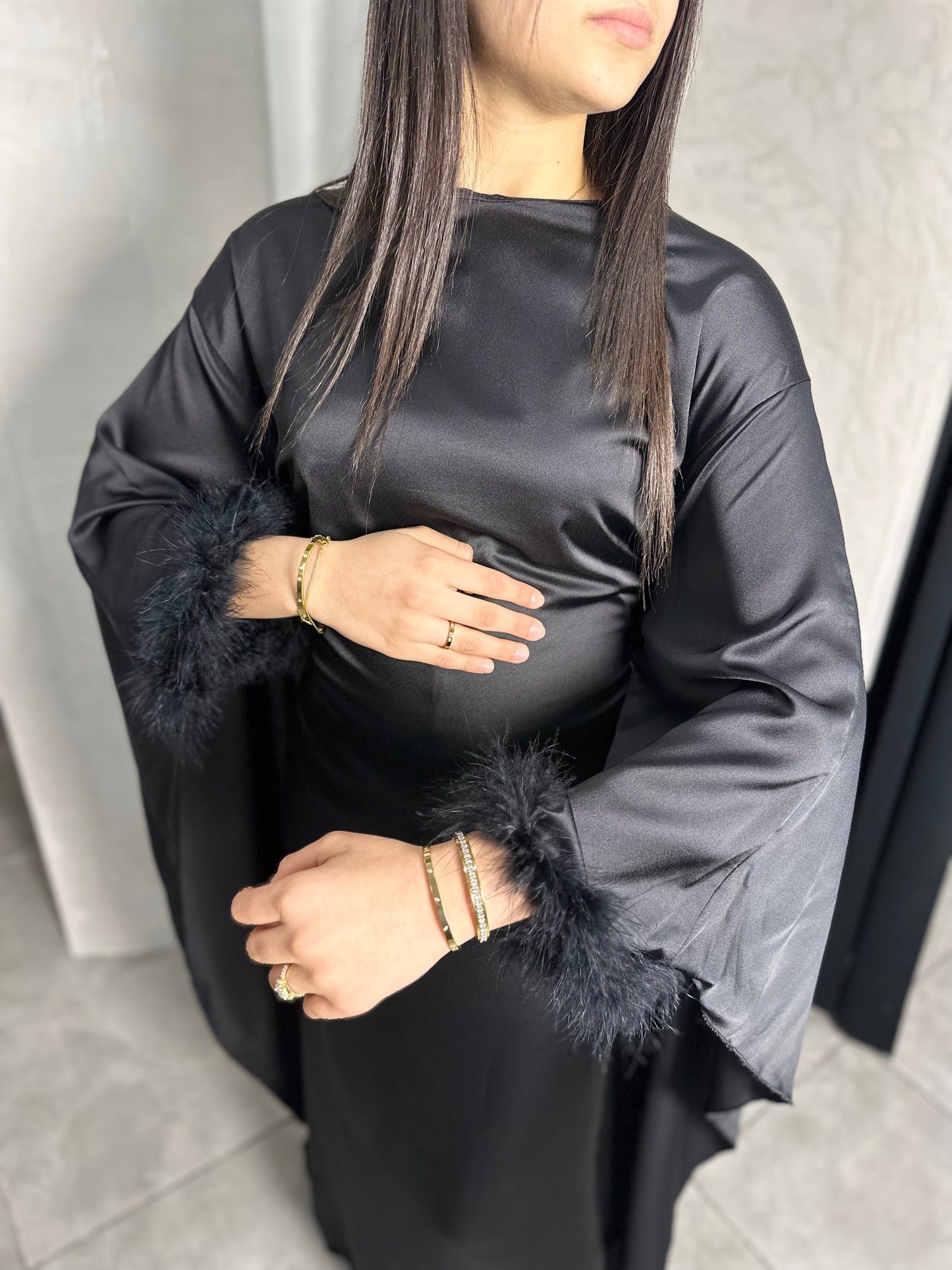 ROBE CAPE EN SATIN À PLUMES NOIR