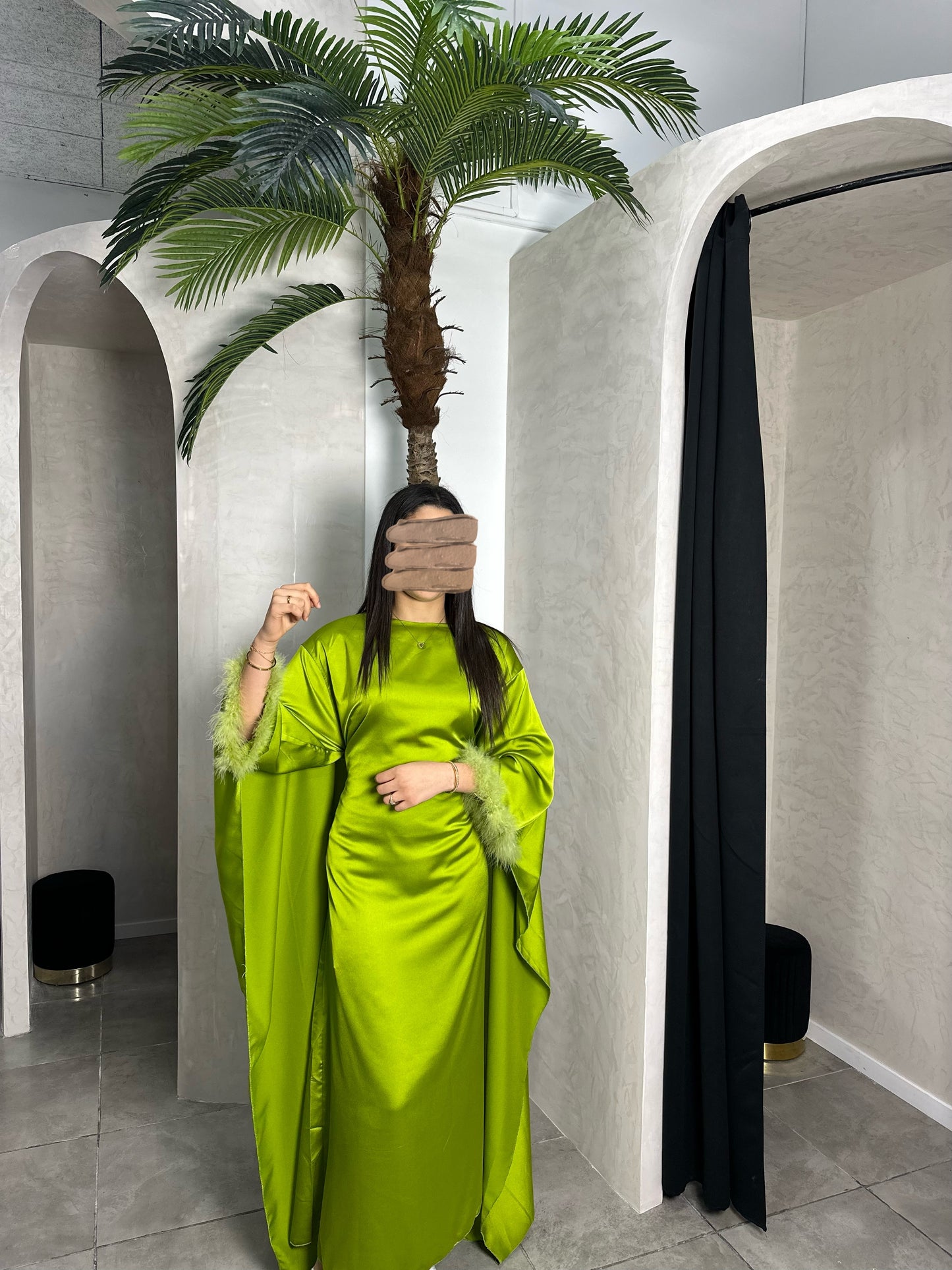 ROBE CAPE EN SATIN À PLUMES VERT POMME