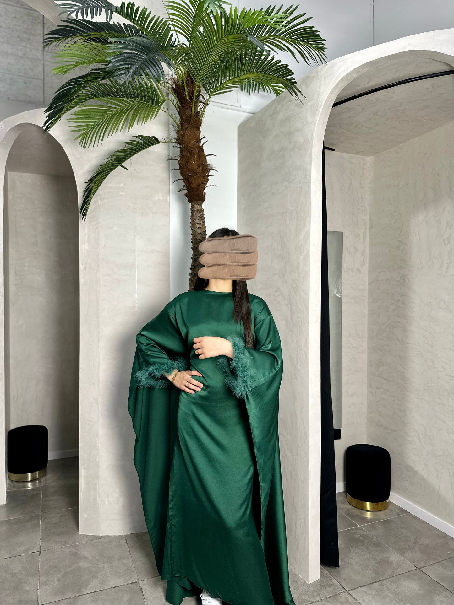 ROBE CAPE EN SATIN À PLUMES VERT SAPIN