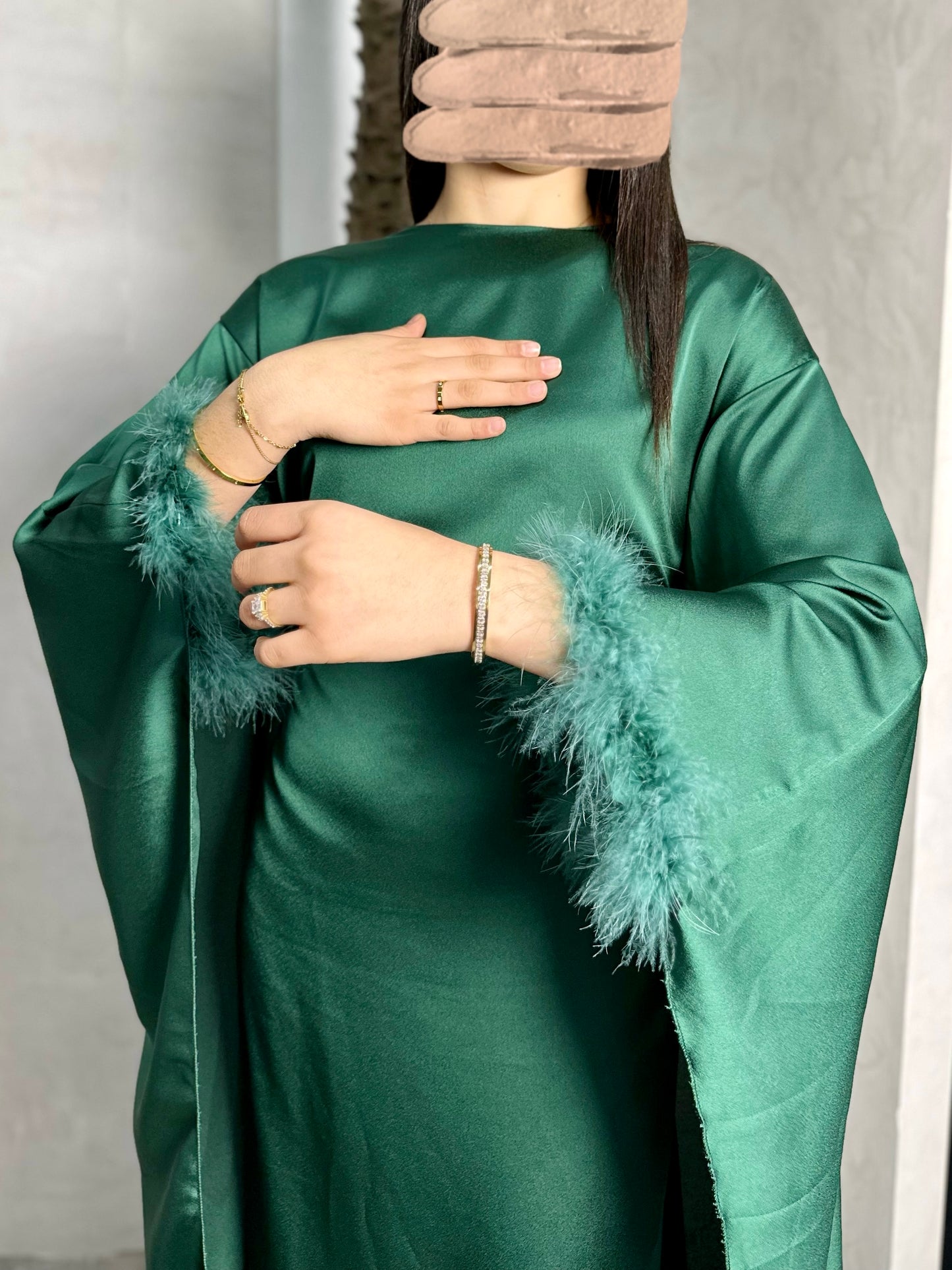 ROBE CAPE EN SATIN À PLUMES VERT SAPIN