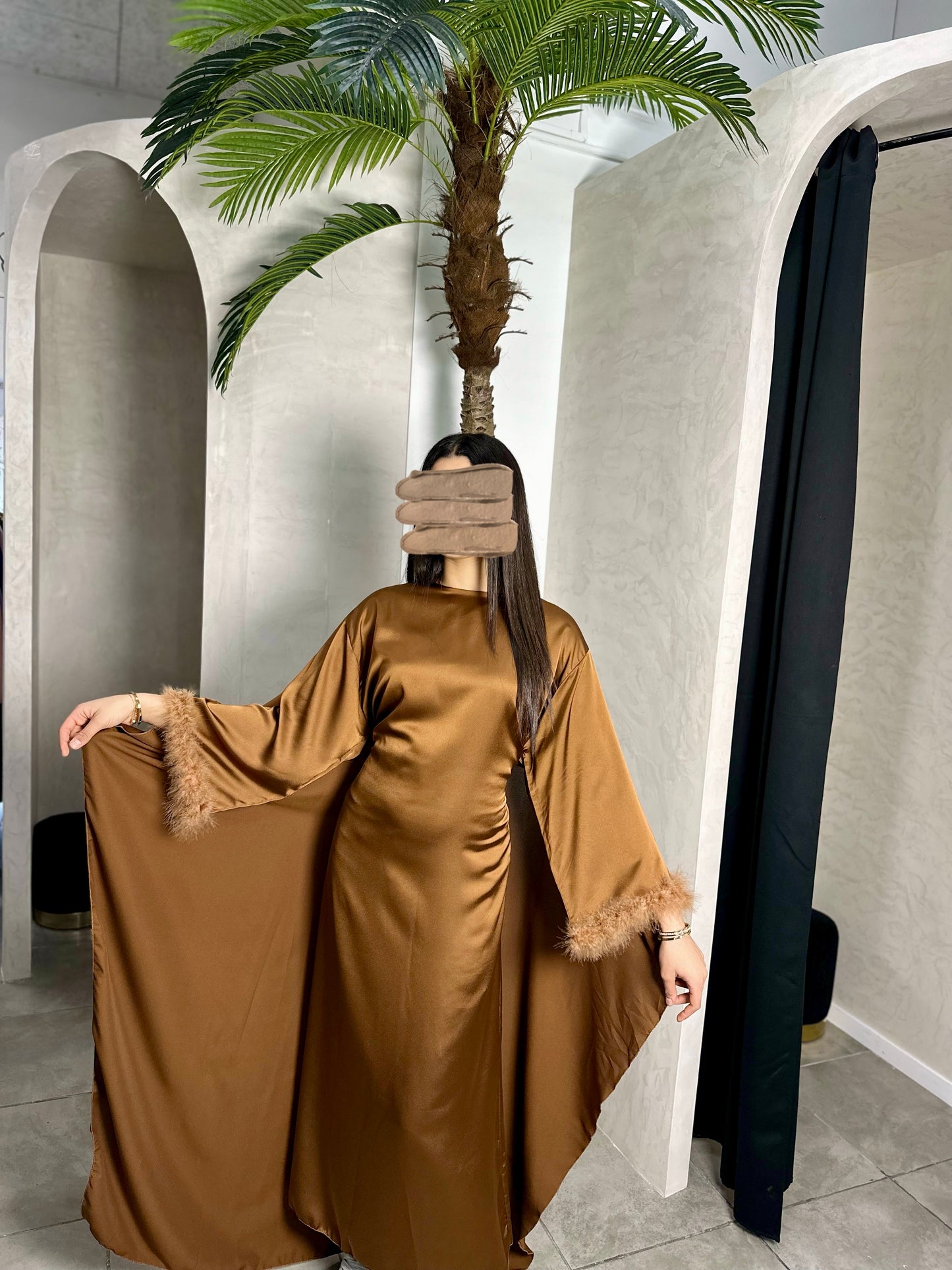 ROBE CAPE EN SATIN À PLUMES MARRON