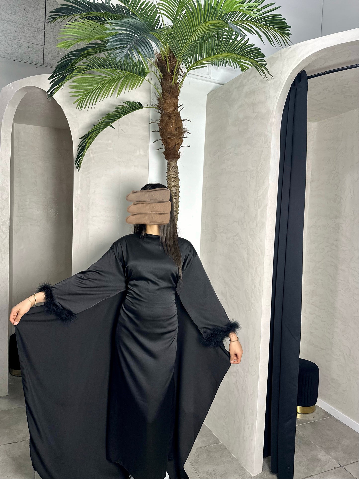 ROBE CAPE EN SATIN À PLUMES NOIR
