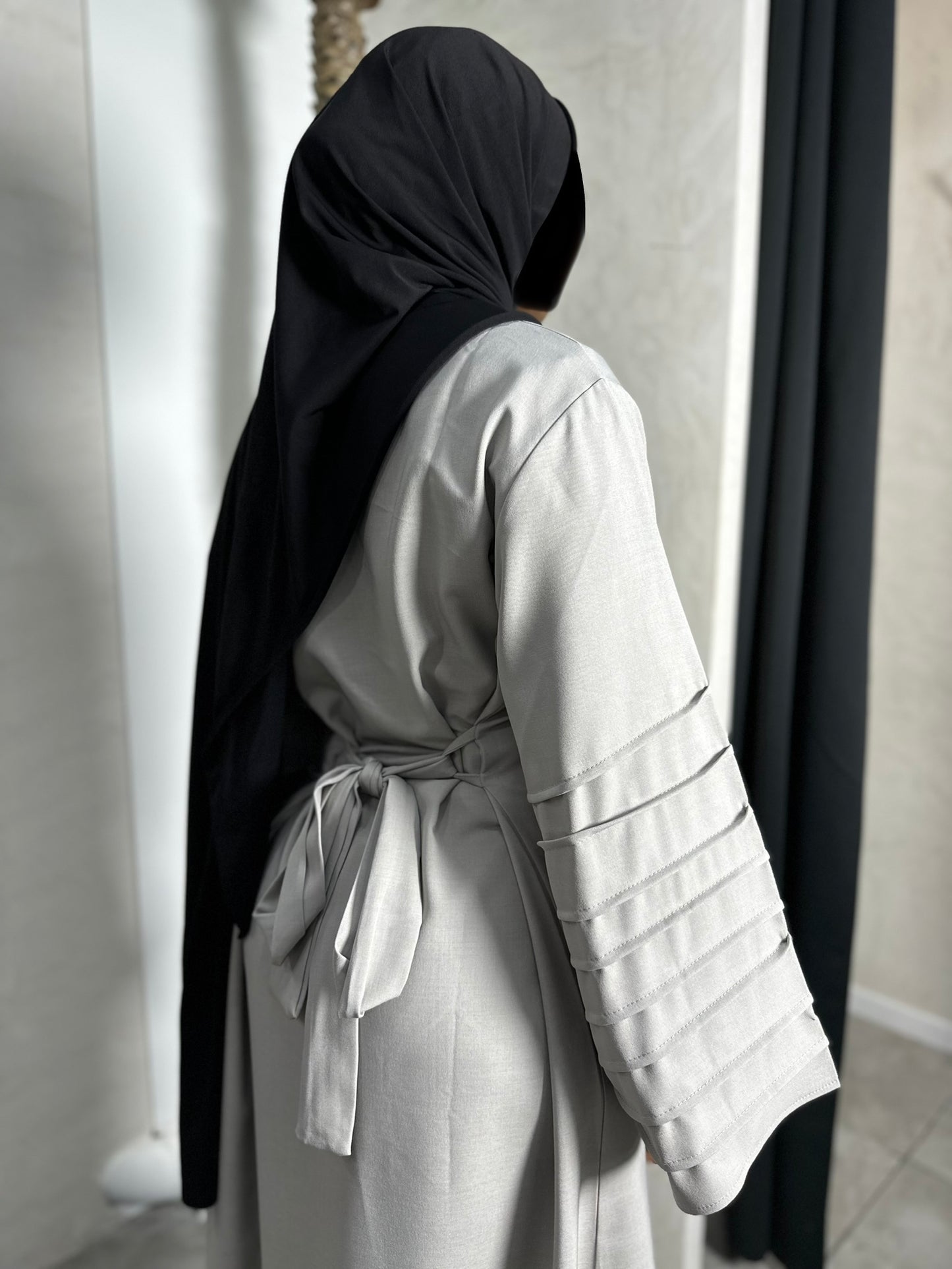 ABAYA À NOUER AUX MANCHES PLISSÉES TAUPE