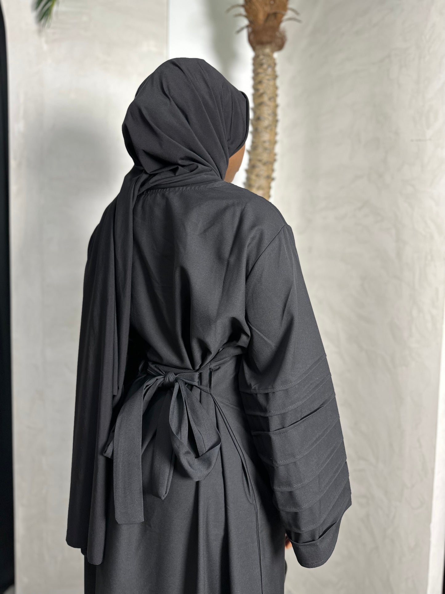 ABAYA À NOUER AUX MANCHES PLISSÉES NOIR